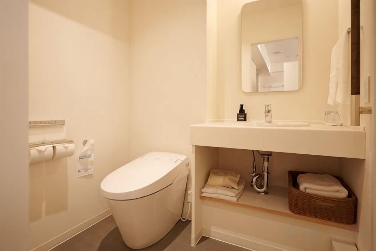 Combined shower/bathtub, deep-soaking bathtub, free toiletries