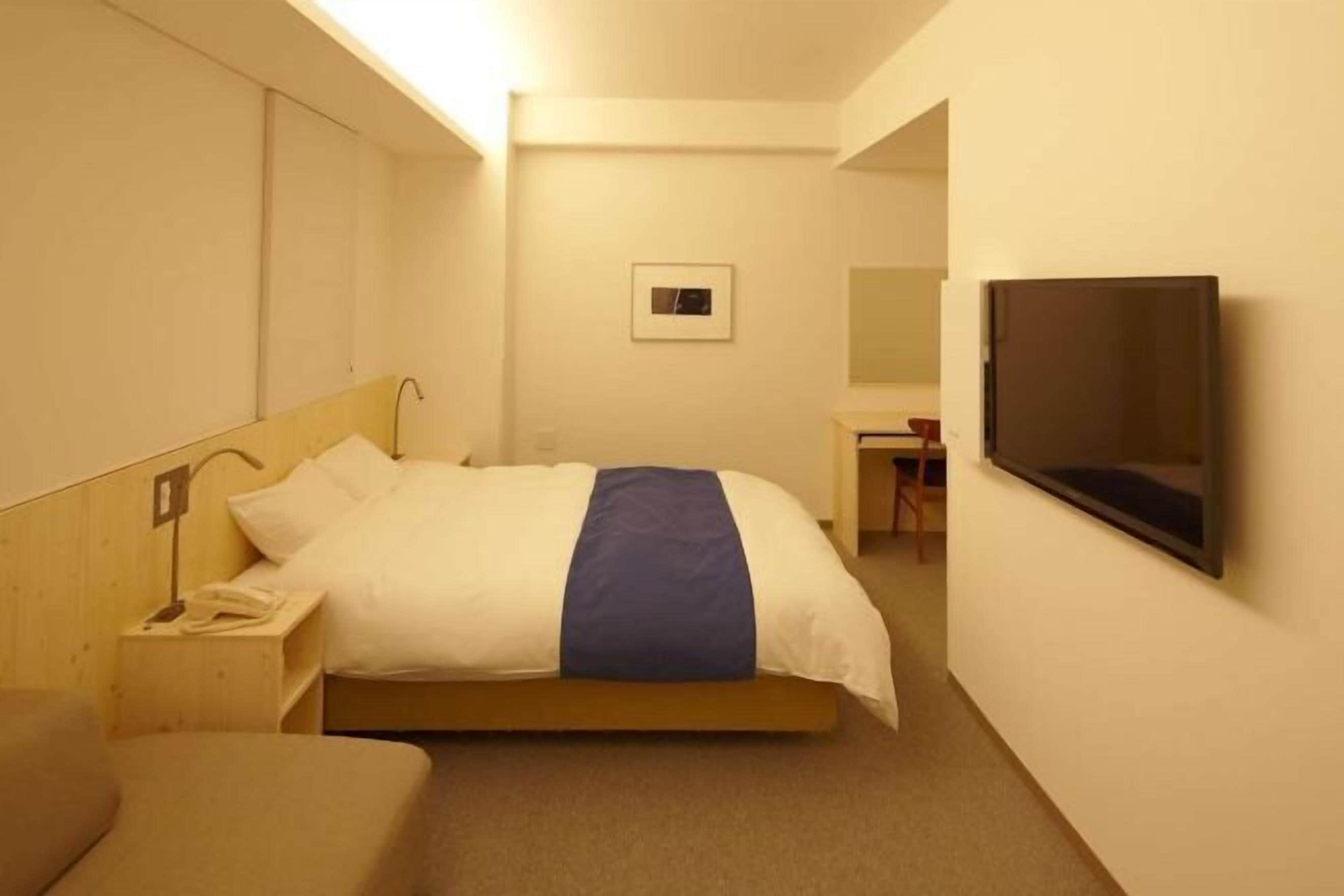 羽絨被、客房內保險箱、書桌、熨斗/熨衣板