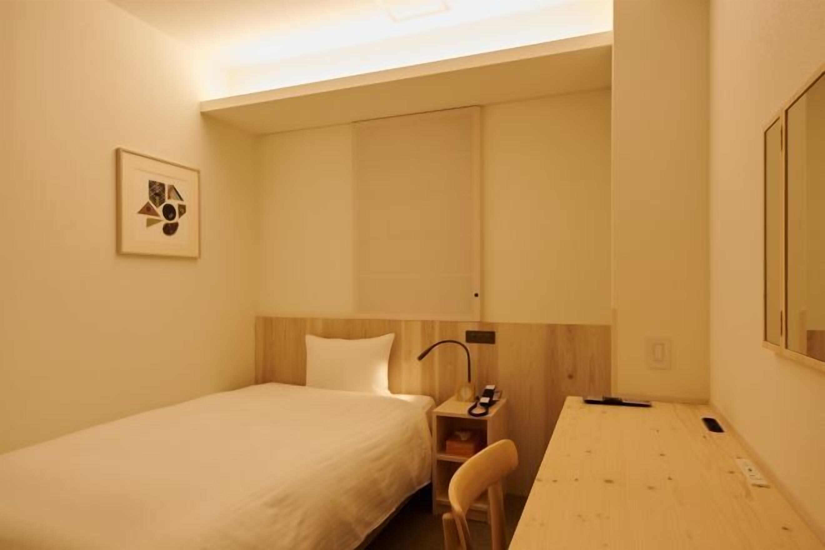 羽絨被、客房內保險箱、書桌、熨斗/熨衣板