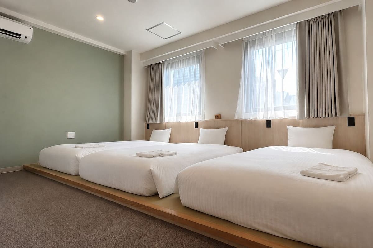 Comfort-Dreibettzimmer, Nichtraucher | Daunenbettdecken, Zimmersafe, Schreibtisch, Bügeleisen/Bügelbrett