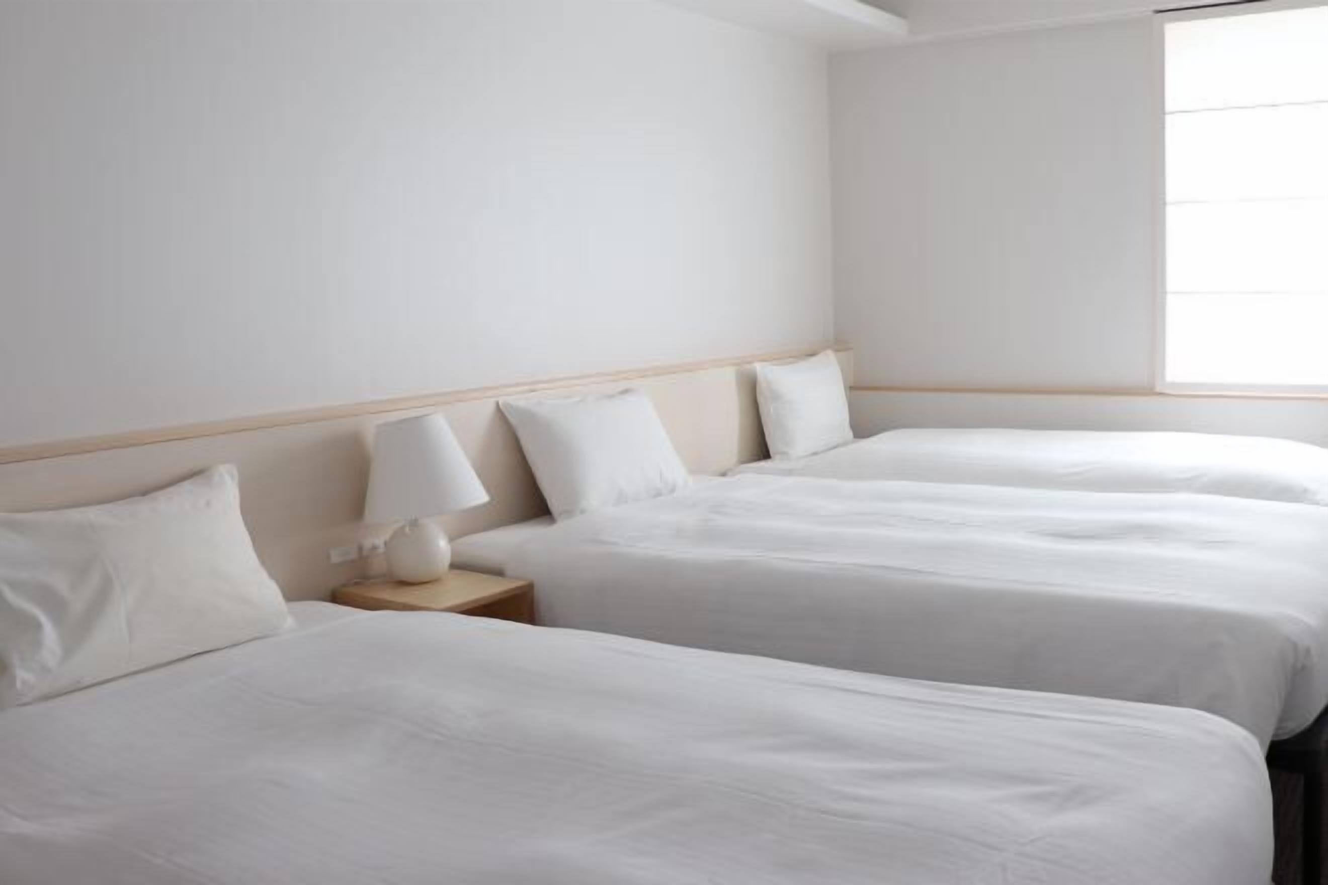 羽絨被、客房內保險箱、書桌、熨斗/熨衣板