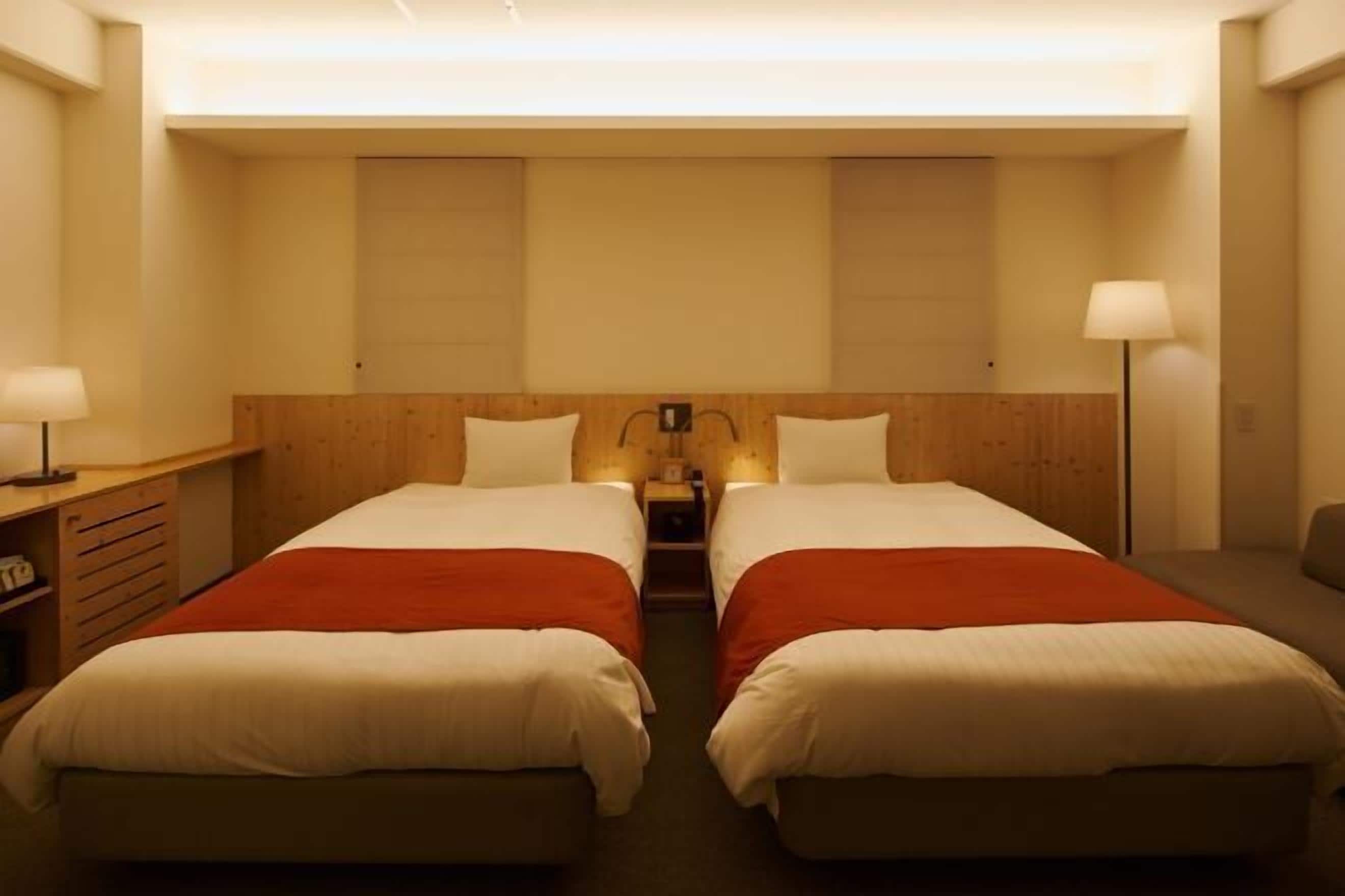 羽絨被、客房內保險箱、書桌、熨斗/熨衣板