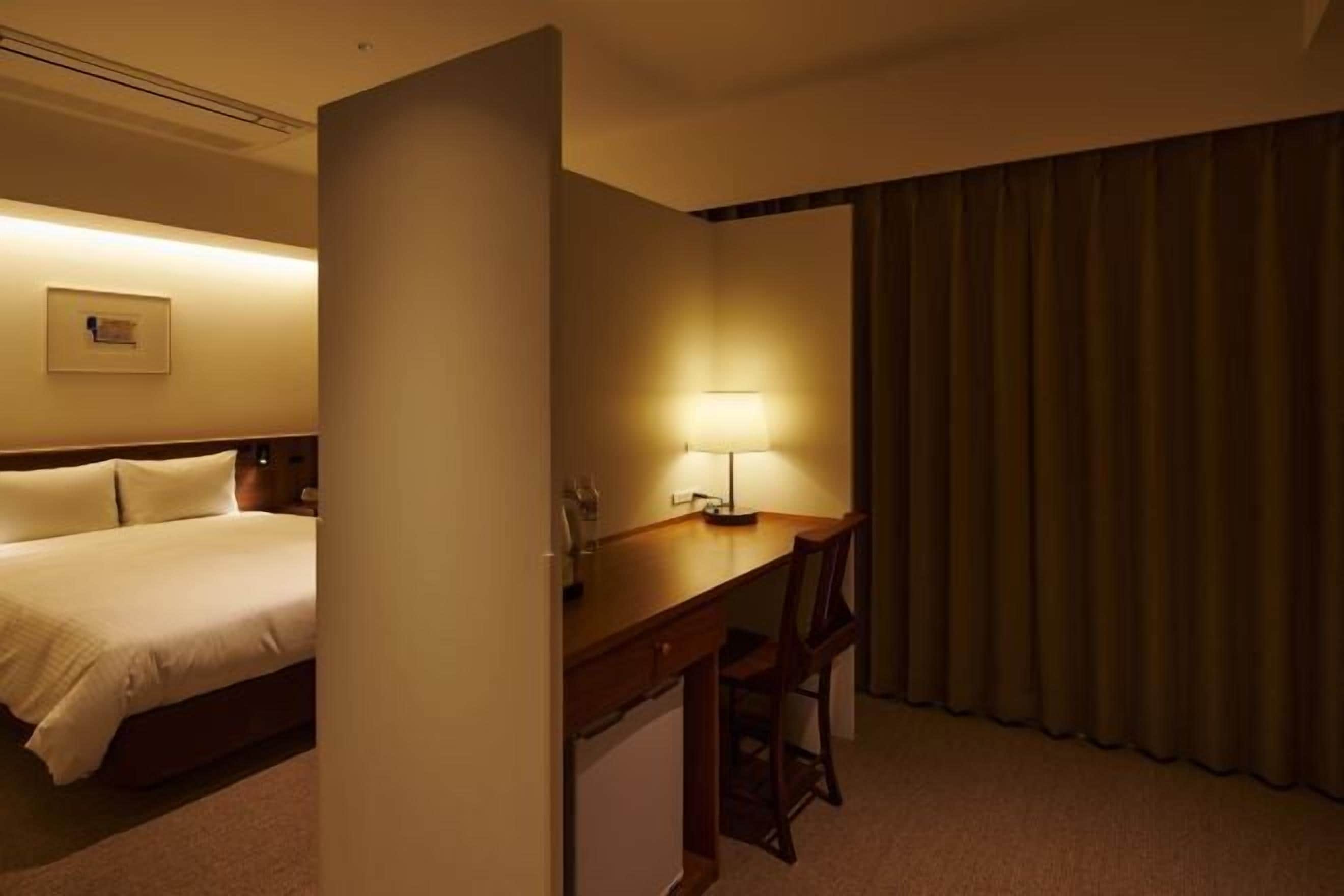 羽絨被、客房內保險箱、書桌、熨斗/熨衣板