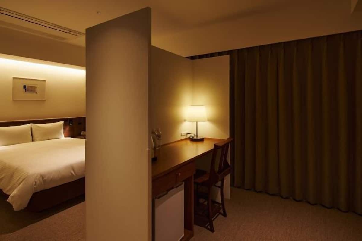 1 bedroom, down duvets, in-room safe, desk