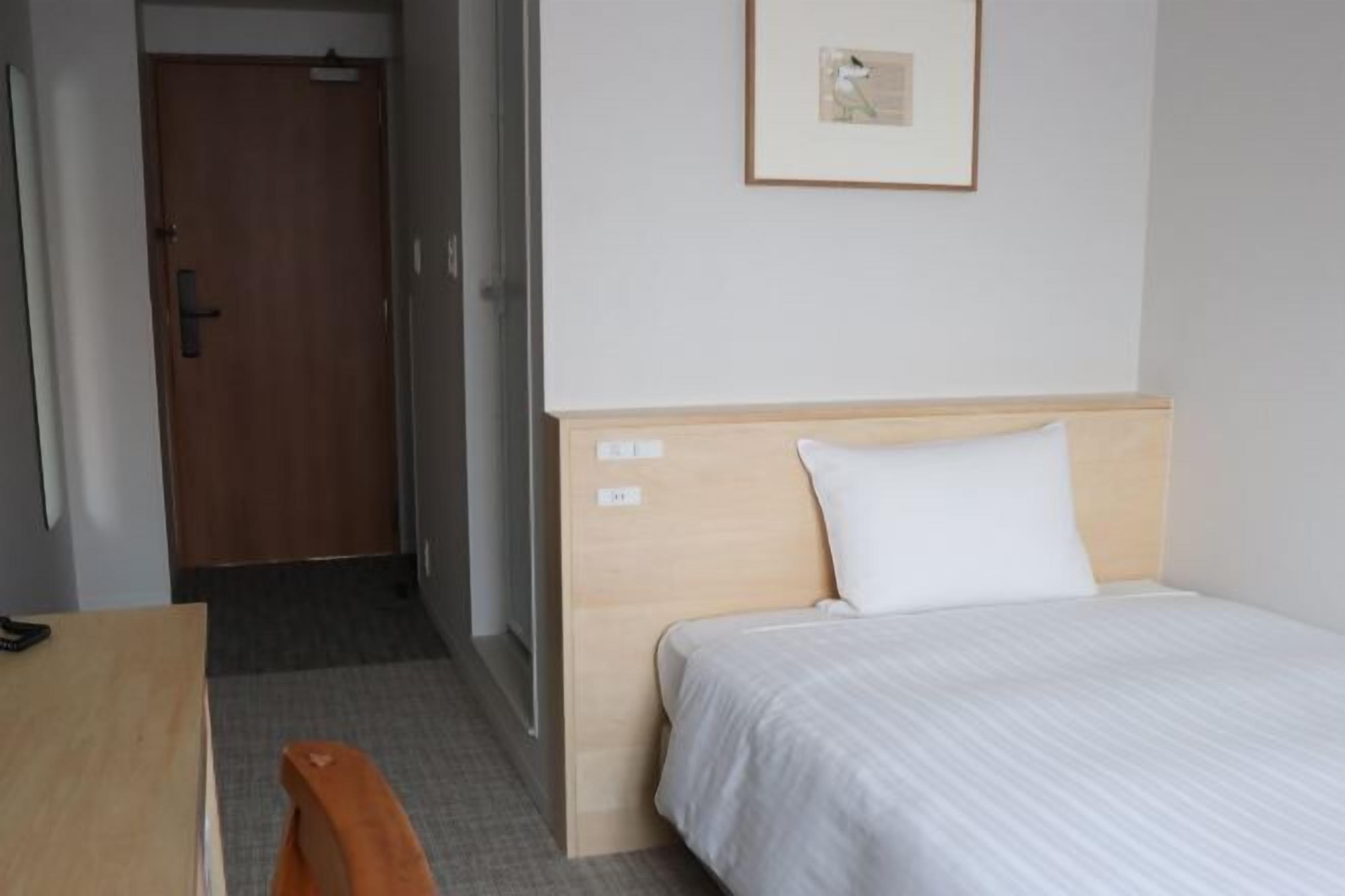 羽絨被、客房內保險箱、書桌、熨斗/熨衣板