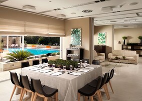 2 restaurants; breakfast, lunch, and dinner served