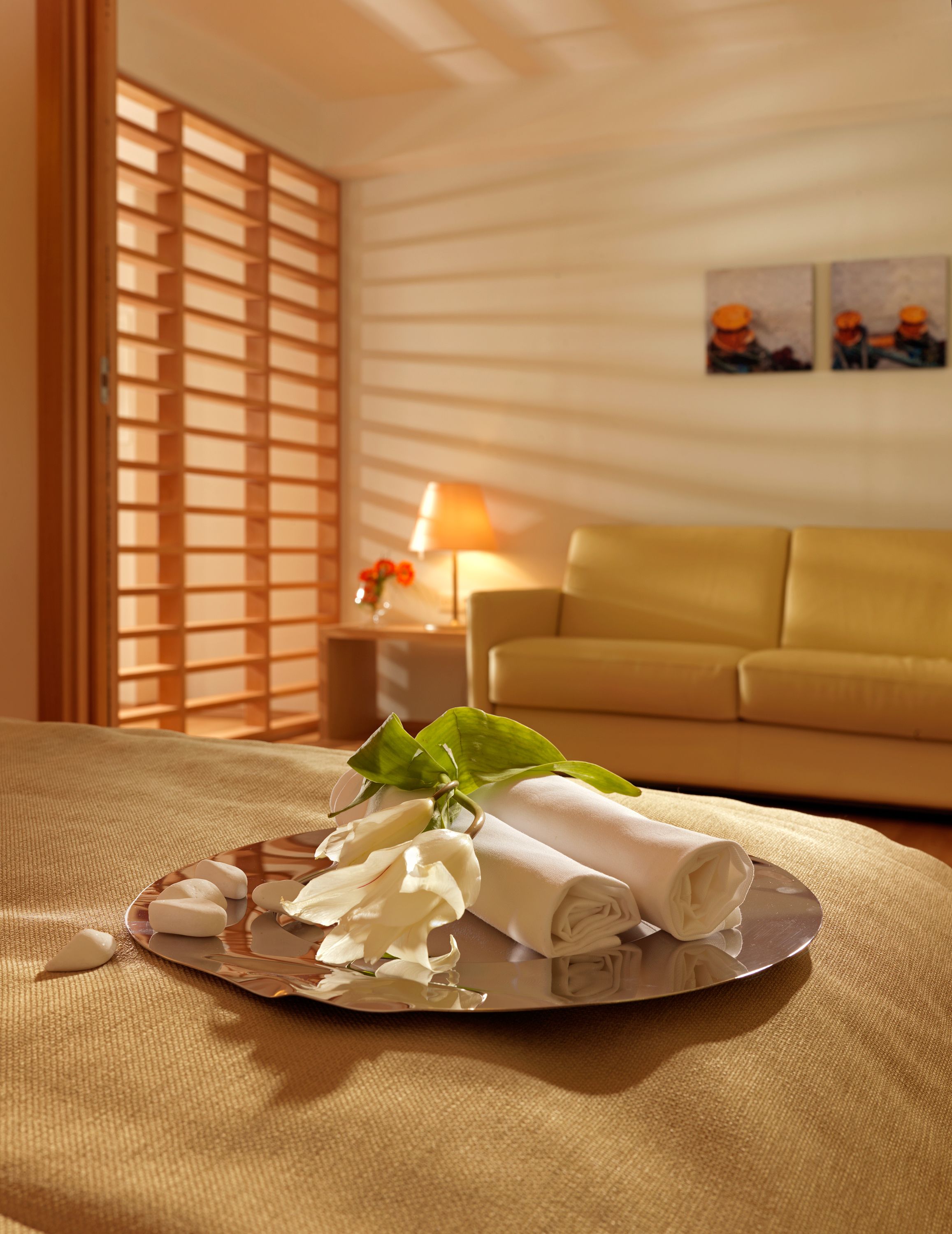 suite | living area | lcd tv