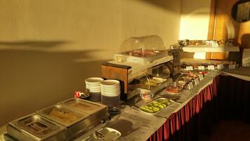 Tägliches Frühstücksbuffet gegen Gebühr