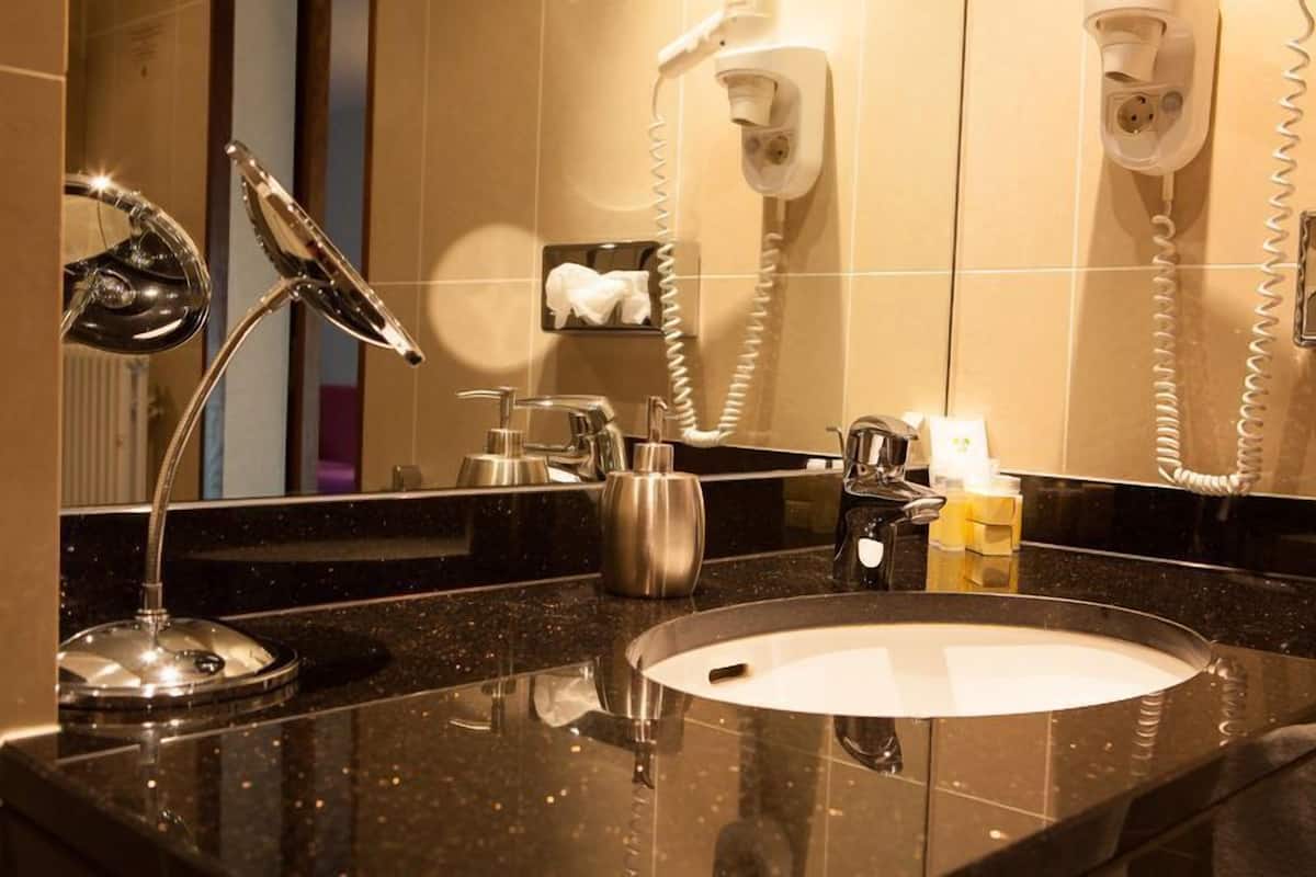 Eenpersoonskamer | Badkamer met wastafel