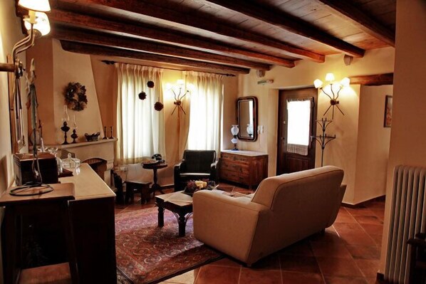 Villa, 1 Bedroom (Drosostalida) | Olohuone | Televisio, takka, DVD-soitin