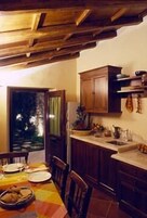Ψυγείο κανονικού μεγέθους, φούρνος, μαγειρικές εστίες, πλυντήριο πιάτων
