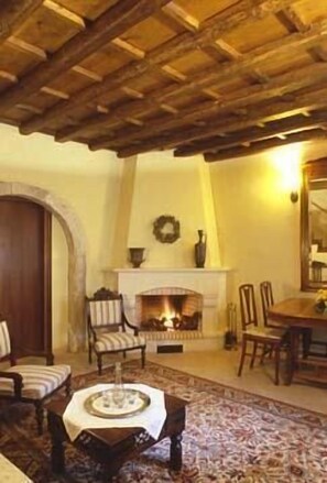 Villa tradicional, 3 habitaciones (Zefyros) | Sala de estar | Televisión, chimenea y reproductor de DVD