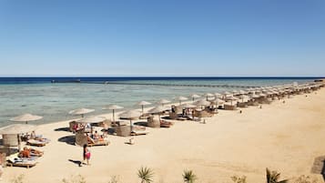Plage privée, chaises longues, parasols, serviettes de plage