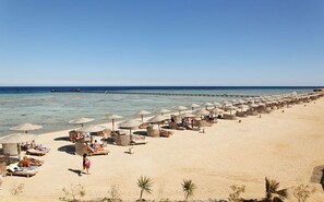 Privatstrand, Liegestühle, Sonnenschirme, Strandtücher
