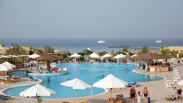 Piscine extérieure, parasols de plage, chaises longues
