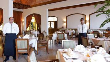 Un ristorante con arredamento in legno, tovaglie bianche e un'atmosfera accogliente.