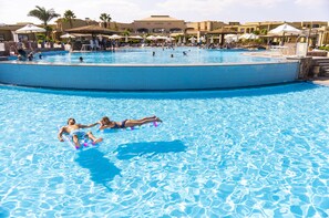 Outdoor pool, pool umbrellas, pool loungers - Three Corners Fayrouz Plaza Beach Resort (Marsa Alam)