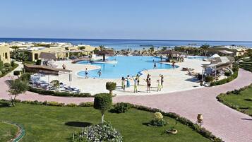 Een buitenzwembad, parasols voor strand/zwembad