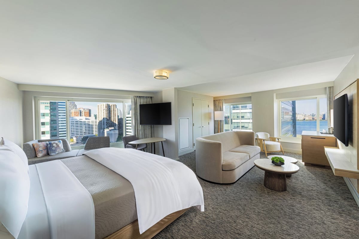 Suite – junior, 1 kingsize-seng med sovesofa, elveutsikt | 1 soverom, sengetøy av topp kvalitet, dundyner og senger med overmadrass