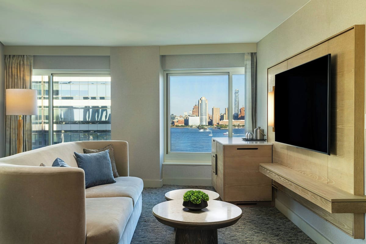 Junior-sviitti, 1 suuri parisänky ja vuodesohva, jokinäköala | 1 makuuhuone, ylelliset vuodevaatteet, untuvapeitot