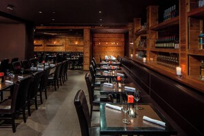 2 restaurantes; se sirven desayunos 