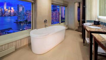 Tina con regadera, amenidades de baño de diseñador, secadora de cabello