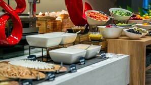 Petit-déjeuner buffet (60 AED par personne)