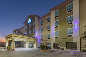 Exterior - Days Inn & Suites by Wyndham San Antonio near Frost Bank Center (San Antonio)