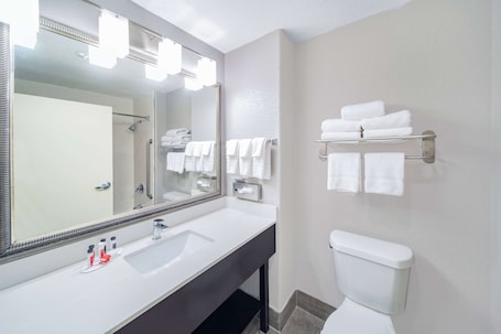 Combined shower/bathtub, free toiletries, hair dryer, towels. Days Inn & Suites by Wyndham San Antonio near Frost Bank Center