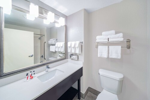 Days Inn & Suites by Wyndham San Antonio near Frost Bank Center