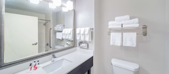 Days Inn & Suites by Wyndham San Antonio near Frost Bank Center