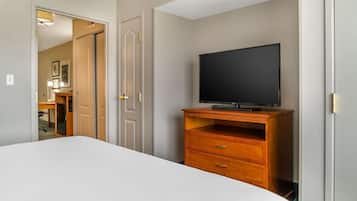 Suite, 1 King Bed, Accessible, Jetted Tub | 1 bedroom, premium bedding, in-room safe, desk