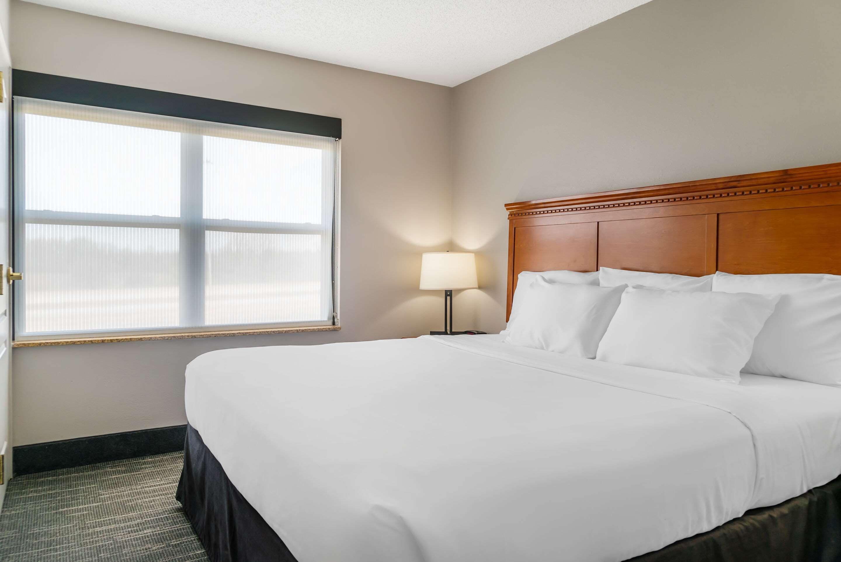 Suite, 1 King Bed, Accessible, Jetted Tub | 1 bedroom, premium bedding, in-room safe, desk