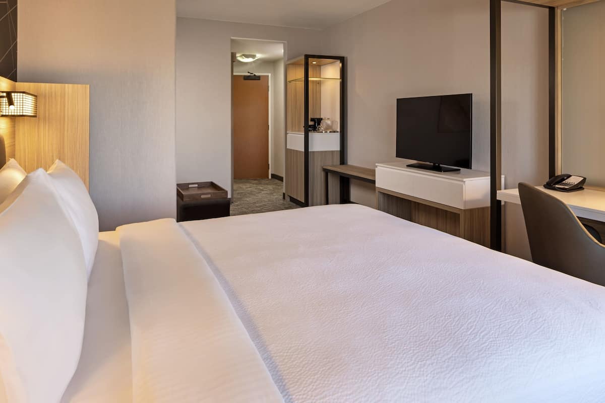 1 bedroom, premium bedding, pillow-top beds, desk