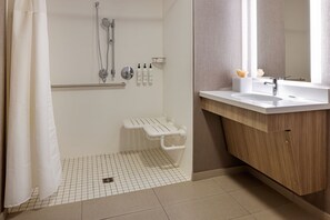 Suite, 1 Katil Raja (King) dengan Katil Sofa (Mobility/Hearing Access, Roll-in Shwr) | Bilik Mandi | Gabungan pancuran/tab mandi, kelengkapan dandanan diri percuma 