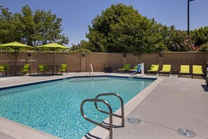 Outdoor pool, pool umbrellas, sun loungers - SpringHill Suites by Marriott Turlock (Turlock)