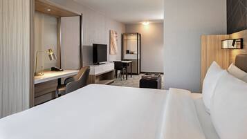 1 bedroom, premium bedding, pillow-top beds, desk