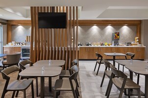 包含每日自助早餐