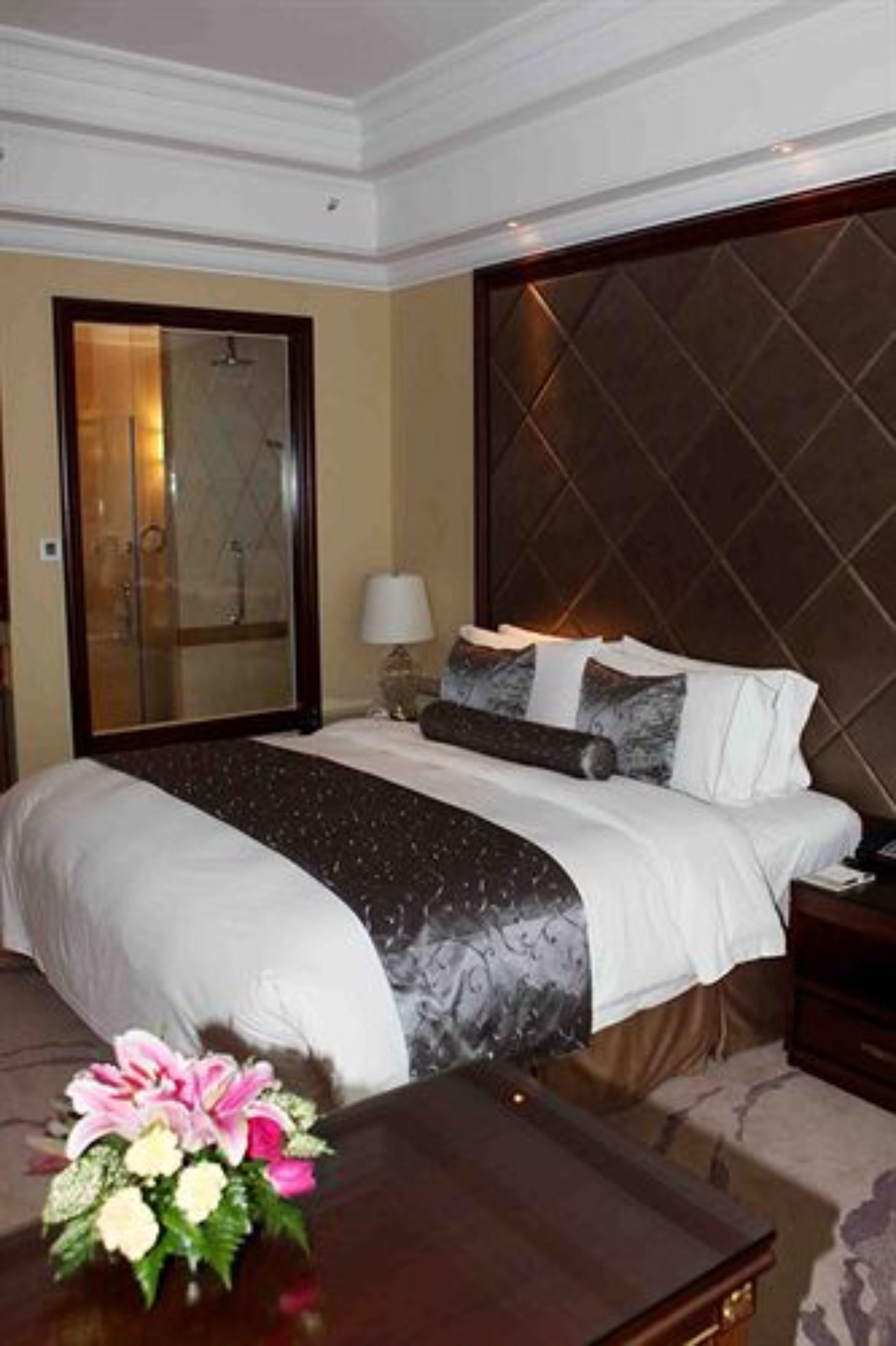 deluxe room, 1 king bed | living room | tv