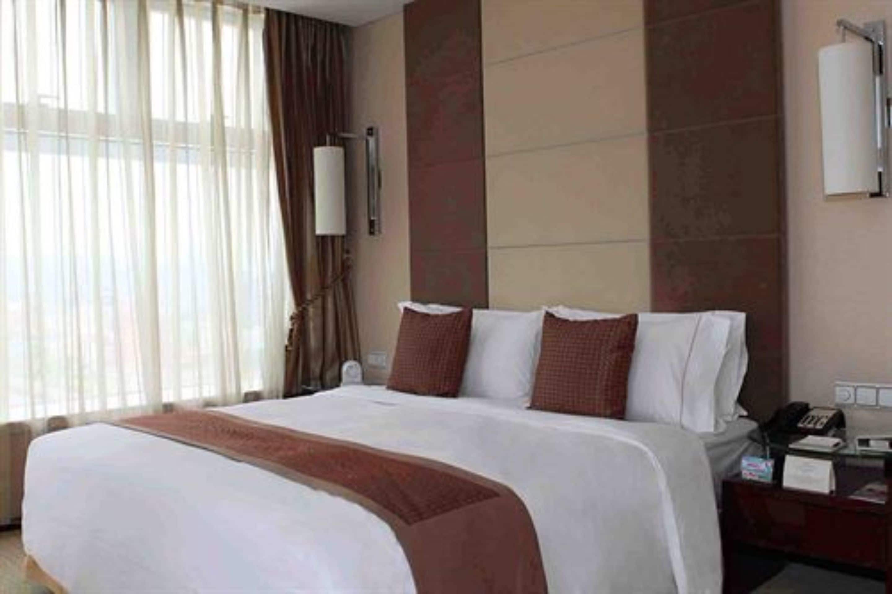 deluxe room, 1 king bed | living room | tv