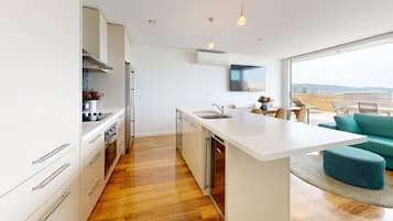 Penthouse, 3 habitaciones | Cocina privada | Refrigerador con congelador, microondas y parrilla de estufa