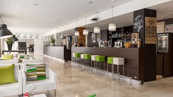 Déjeuner et dîner servis sur place, spécialités Cuisine française