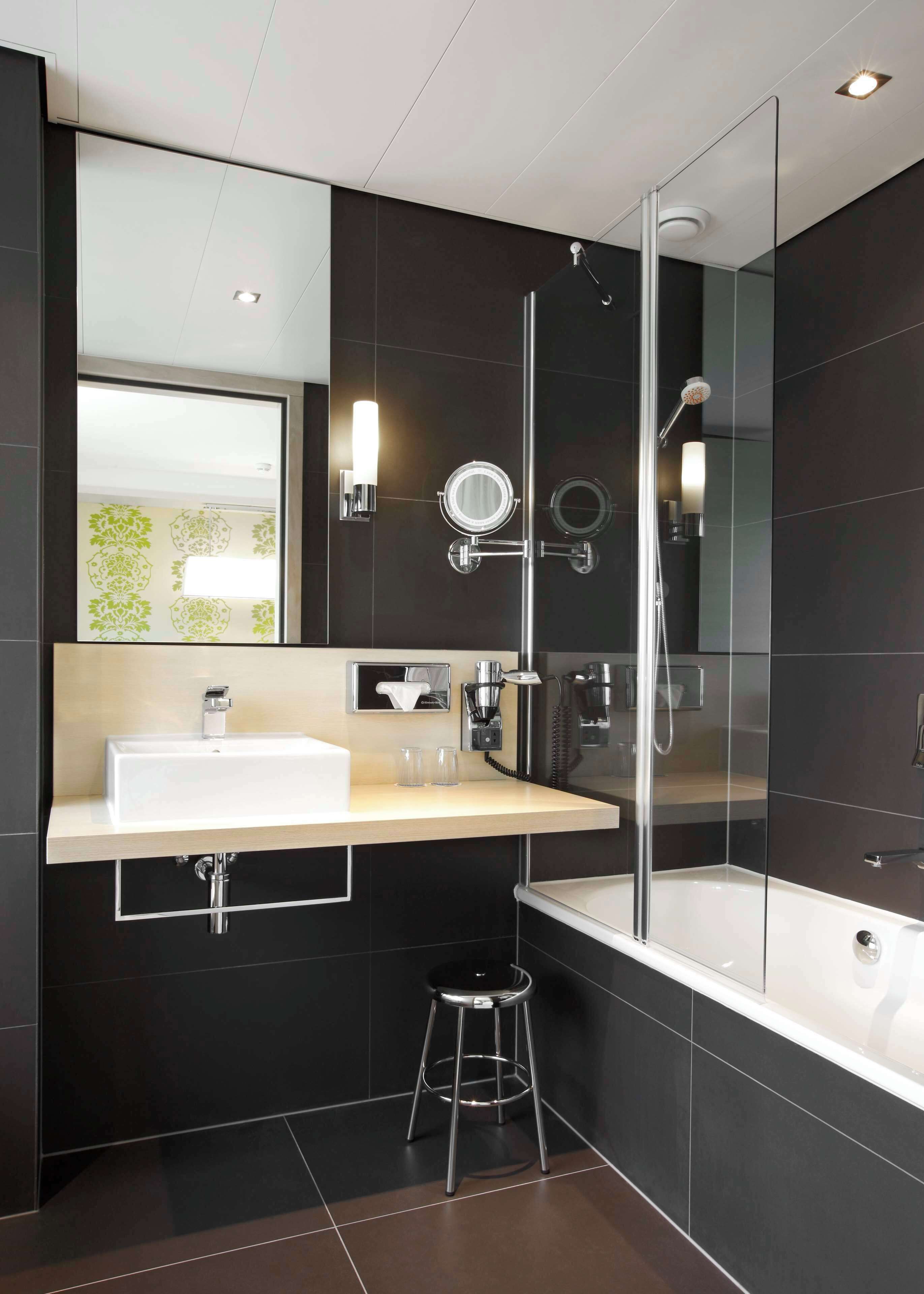 combined shower/bathtub, eco-friendly toiletries, hair dryer, towels