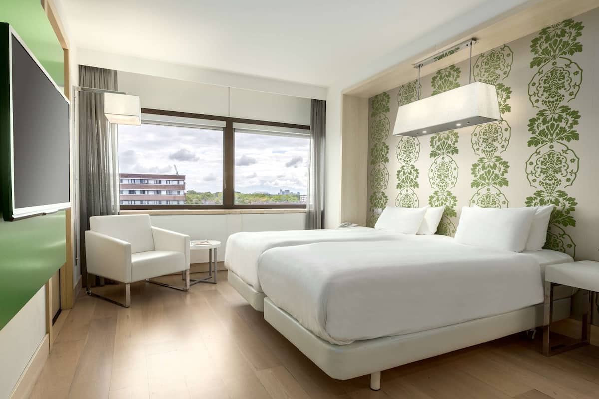 Literie de qualité, lit avec matelas en mousse à mémoire, minibar