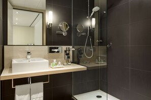 Combined shower/tub, eco-friendly toiletries, hair dryer, towels - NH Amsterdam Zuid (Amsterdam)