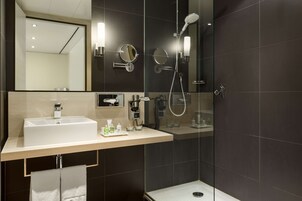 Kombinasi shower/bathtub dan perlengkapan kamar mandi ramah lingkungan