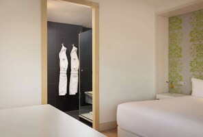 Combined shower/tub, eco-friendly toiletries, hair dryer, towels - NH Amsterdam Zuid (Amsterdam)