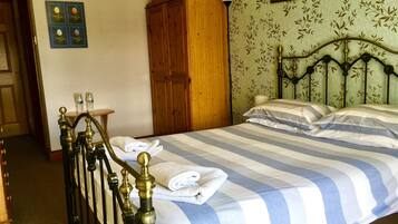 Kahden hengen huone, kylpyhuone makuuhuoneen yhteydessä