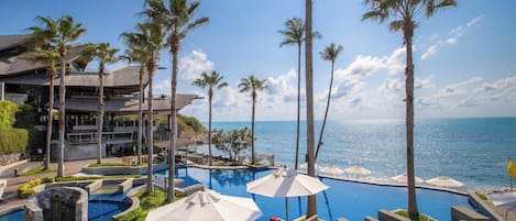 2 piscinas al aire libre, sombrillas, sillones reclinables de piscina