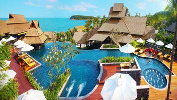 2 albercas al aire libre, sombrillas en la alberca y camastros